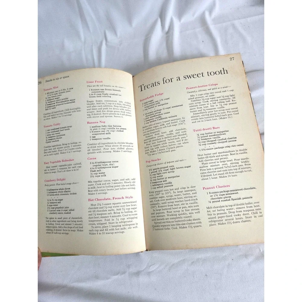 Vintage 1963 Better Homes & Gardens Snacks and Refreshments Cookbook Retro